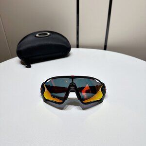 A must-have color for fashionistas! Super cool Oakley sportswear polarized glass